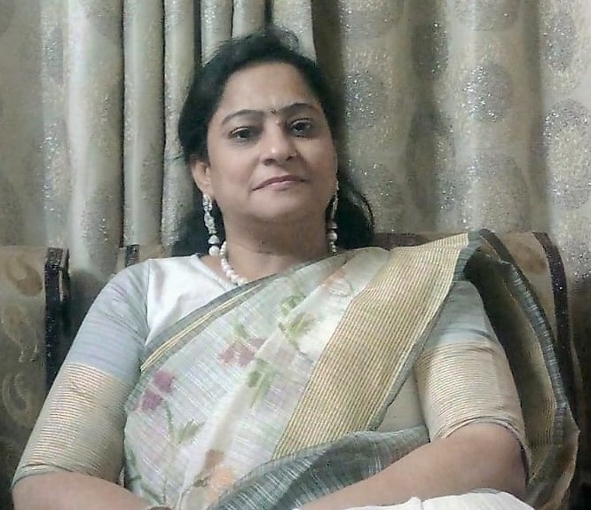 Sunita Moondra is the Founder of AcadMeUp wearing a beautiful white Saree